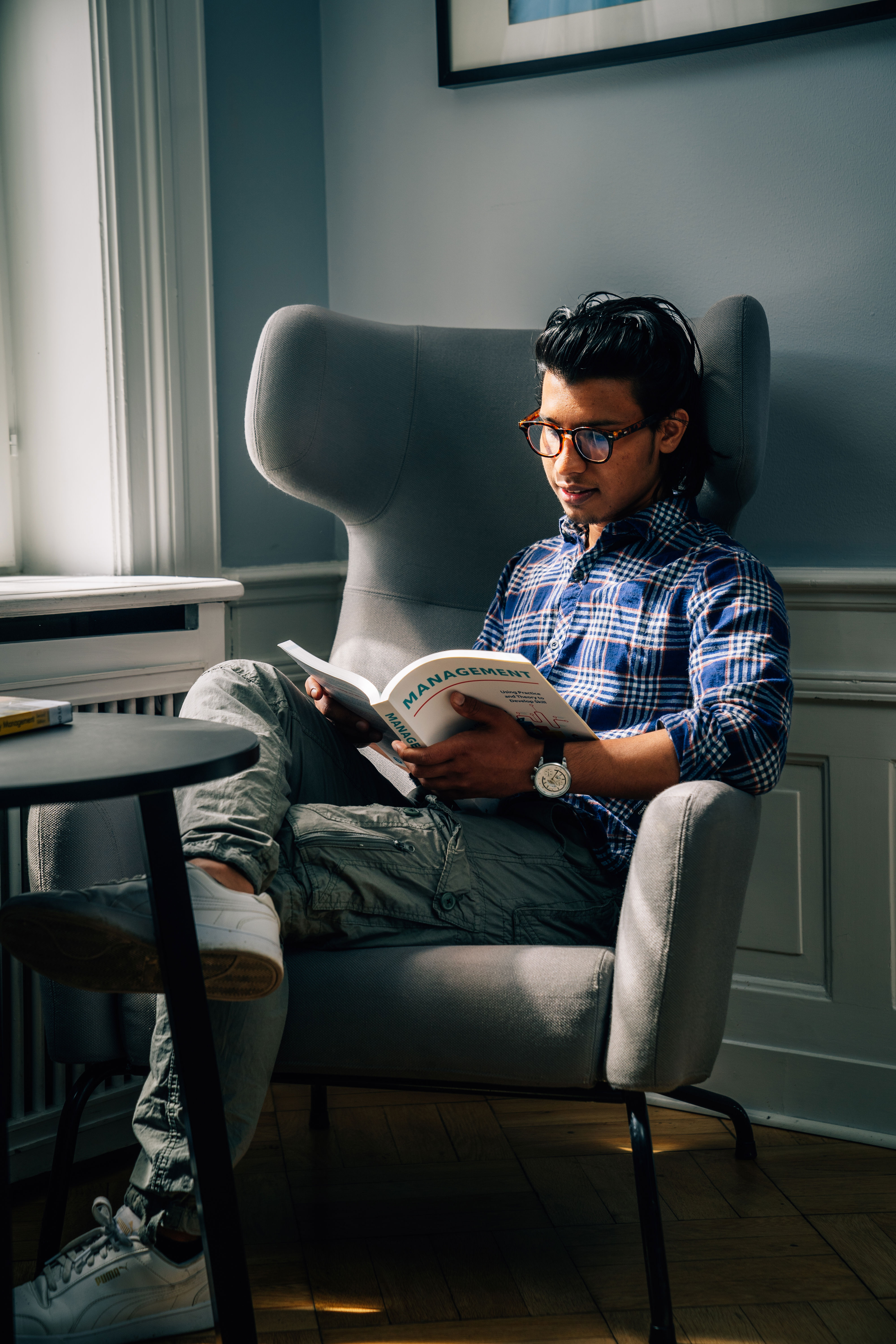 A student from Niels Brock Copenhagen Business College reading