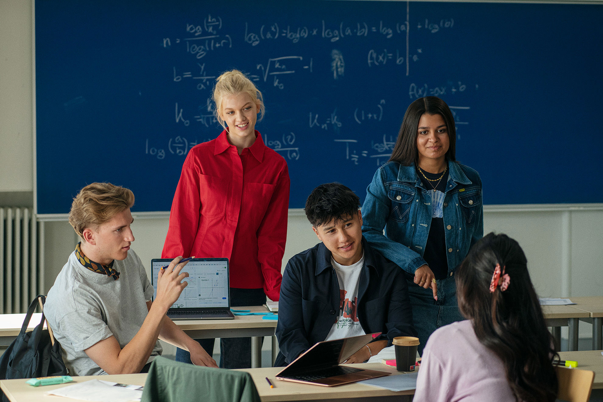 Elever fra Handelsgymnasiet JTP har en samtale i et klasselokale