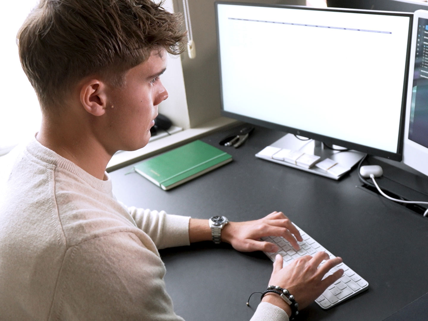 Elev sidder og arbejder på en computer