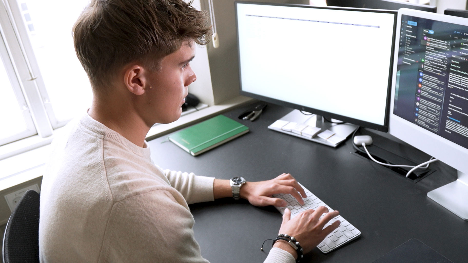 Elev sidder og arbejder på en computer