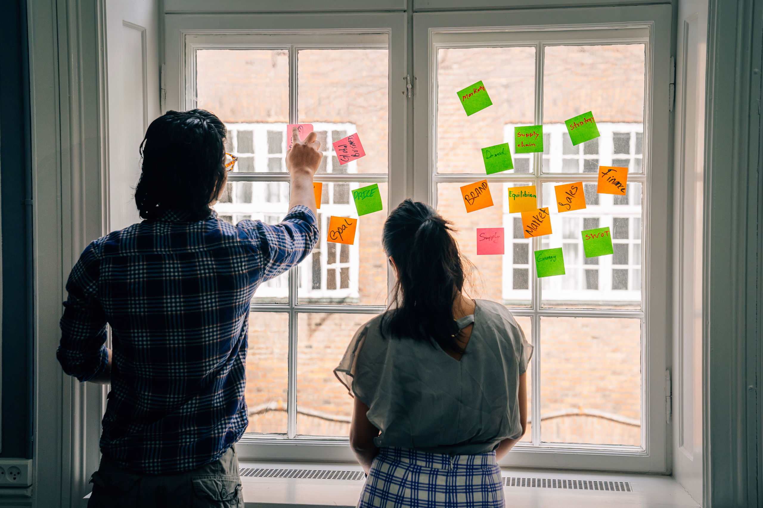 Students from Niels Brock Copenhagen Business College working with post-it notes