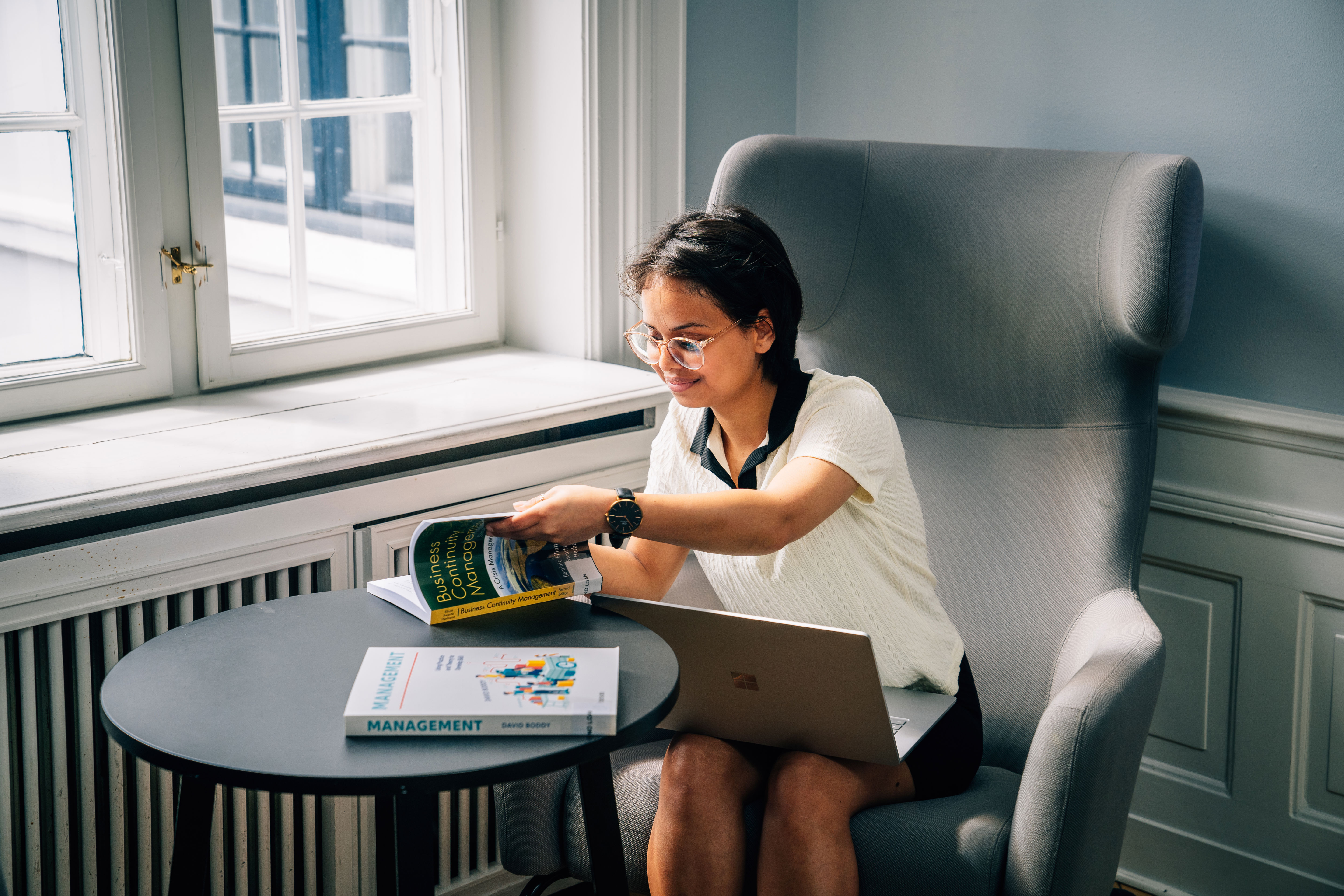 A student from Niels Brock Copenhagen Business College reading