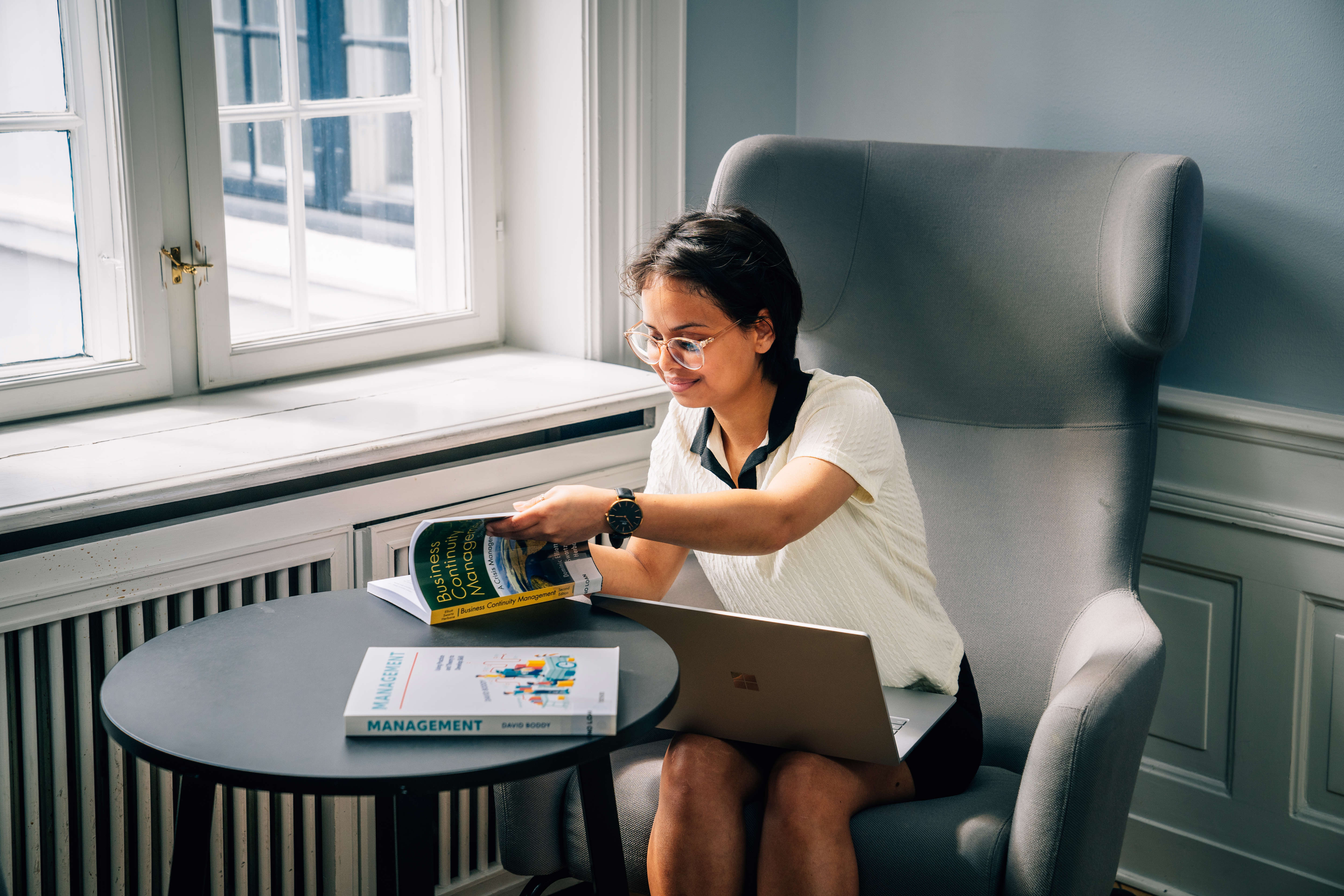A student from Niels Brock Copenhagen Business College reading
